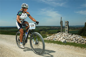 Barbara Kaltenhauser beim FSMM FrÃ¤nkische Schweiz MTB Marathon (Foto: Sportograf)